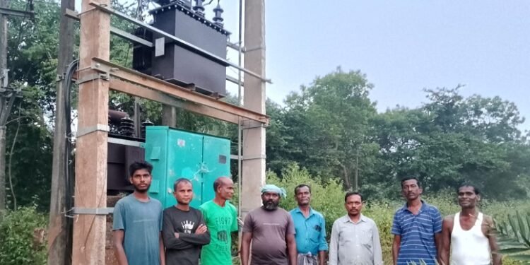 Jamshedpur rural : बहरागोड़ा के मानुषमुरिया में मुखिया के पहल पर मिला नया ट्रांसफॉर्मर, लोगों में हर्ष Jamshedpur rural : बहरागोड़ा के मानुषमुरिया में मुखिया के पहल पर मिला नया ट्रांसफॉर्मर, लोगों में हर्ष