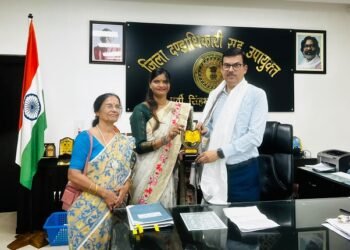 Jamshedpur social worker : दुर्गा पूजा के सफल आयोजन पर समाजसेविका रानी गुप्ता ने डीसी को किया सम्मानित, थमाई शिवसिंह बागान के ‘पानी-बिजली संकट’ की फाइल