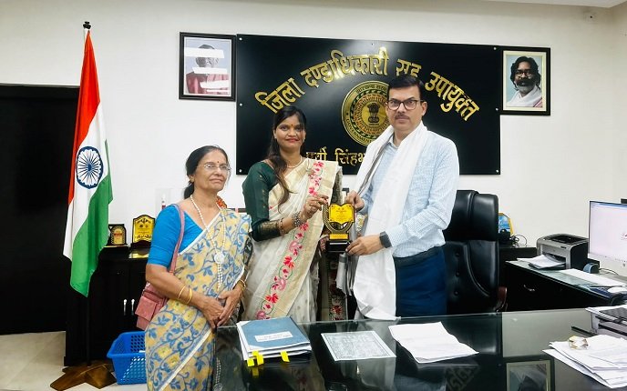 Jamshedpur social worker : दुर्गा पूजा के सफल आयोजन पर समाजसेविका रानी गुप्ता ने डीसी को किया सम्मानित, थमाई शिवसिंह बागान के ‘पानी-बिजली संकट’ की फाइल Jamshedpur social worker : दुर्गा पूजा के सफल आयोजन पर समाजसेविका रानी गुप्ता ने डीसी को किया सम्मानित, थमाई शिवसिंह बागान के ‘पानी-बिजली संकट’ की फाइल