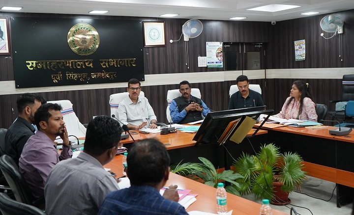 Jamshedpur dc meeting : जमशेदपुर के उपायुक्त ने की जिला योजना, नीति आयोग तथा सांसद-विधायक मद से संचालित योजनाओं की समीक्षा बैठक, विकास योजनाओं की रफ्तार और गुणवत्ता पर उपायुक्त सख्त, लंबित कार्यों को समयसीमा में पूरा करने का निर्देश Jamshedpur dc meeting : जमशेदपुर के उपायुक्त ने की जिला योजना, नीति आयोग तथा सांसद-विधायक मद से संचालित योजनाओं की समीक्षा बैठक, विकास योजनाओं की रफ्तार और गुणवत्ता पर उपायुक्त सख्त, लंबित कार्यों को समयसीमा में पूरा करने का निर्देश
