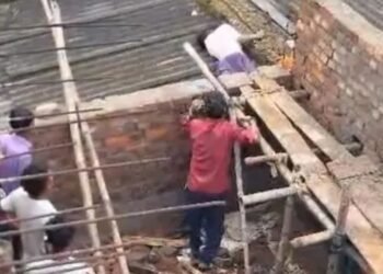 Adityapur electric shock : आदित्यपुर में हाईटेंशन तार की चपेट में आया युवक, मौके पर दर्दनाक मौत Adityapur electric shock : आदित्यपुर में हाईटेंशन तार की चपेट में आया युवक, मौके पर दर्दनाक मौत