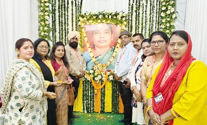 International human rights : इंटरनेशनल ह्यूमन राइट्स के सदस्य पहुंचे नेमरा, सीएम की मां रूपी सोरेन को दी भावभीनी श्रद्धांजलि International human rights : इंटरनेशनल ह्यूमन राइट्स के सदस्य पहुंचे नेमरा, सीएम की मां रूपी सोरेन को दी भावभीनी श्रद्धांजलि