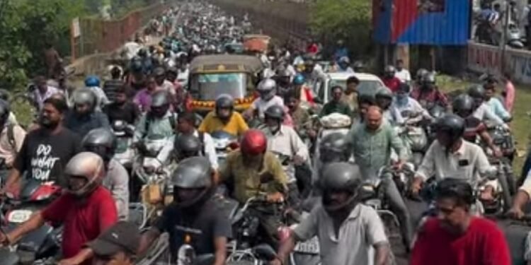 Jamshedpur mango jam : मानगो पुल पर सुबह नौ बजे से 11 बजे तक रेंगते रहे वाहन, यातायात व्यवस्था पर उठे सवाल