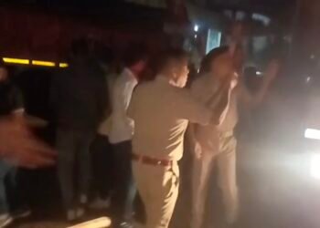 Jamshedpur hungama : परसुडीह के प्रमथनगर में मारपीट के बाद हंगामा, गिरफ्तारी की मांग पर रोका मूर्ति विसर्जन, दोनों पक्षों ने एक-दूसरे पर लगाए आरोप, देखिए – video Jamshedpur hungama : परसुडीह के प्रमथनगर में मारपीट के बाद हंगामा, गिरफ्तारी की मांग पर रोका मूर्ति विसर्जन, दोनों पक्षों ने एक-दूसरे पर लगाए आरोप, देखिए – video