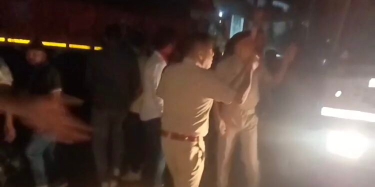 Jamshedpur hungama : परसुडीह के प्रमथनगर में मारपीट के बाद हंगामा, गिरफ्तारी की मांग पर रोका मूर्ति विसर्जन, दोनों पक्षों ने एक-दूसरे पर लगाए आरोप, देखिए – video Jamshedpur hungama : परसुडीह के प्रमथनगर में मारपीट के बाद हंगामा, गिरफ्तारी की मांग पर रोका मूर्ति विसर्जन, दोनों पक्षों ने एक-दूसरे पर लगाए आरोप, देखिए – video