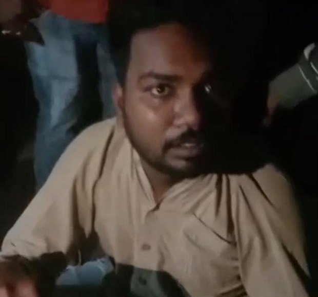Jamshedpur extortion in name of police : सिदगोड़ा बाजार में पुलिस अधिकारियों के नाम पर रंगदारी मांगने का आरोप, एक पकड़ाया, दूसरा फरार, देखिए – video Jamshedpur extortion in name of police : सिदगोड़ा बाजार में पुलिस अधिकारियों के नाम पर रंगदारी मांगने का आरोप, एक पकड़ाया, दूसरा फरार, देखिए – video