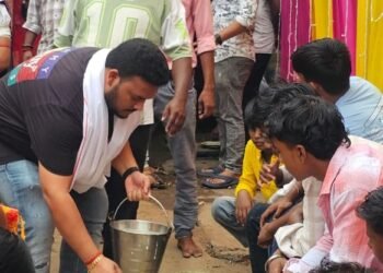 Jamshedpur rural : चाकुलिया के कमारीगोड़ा में लक्ष्मी पूजा के अवसर पर श्रद्धालुओं के बीच प्रसाद वितरण Jamshedpur rural : चाकुलिया के कमारीगोड़ा में लक्ष्मी पूजा के अवसर पर श्रद्धालुओं के बीच प्रसाद वितरण