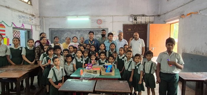 Jamshedpur bjp : भाजपा बिष्टुपुर मंडल ने सेवा संकल्प अभियान के तहत बच्चों को बांटा फ्रूटी व चॉकलेट, बच्चों के खिले चेहरे Jamshedpur bjp : भाजपा बिष्टुपुर मंडल ने सेवा संकल्प अभियान के तहत बच्चों को बांटा फ्रूटी व चॉकलेट, बच्चों के खिले चेहरे