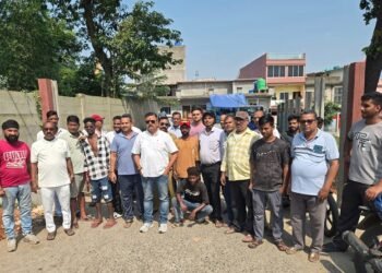 Jamshedpur public protest : बिरसानगर में तार कंपनी के गेट लगाने का विरोध, बस्तीवासियों ने रोका रास्ता, कंपनी ने टाला फैसला Jamshedpur public protest : बिरसानगर में तार कंपनी के गेट लगाने का विरोध, बस्तीवासियों ने रोका रास्ता, कंपनी ने टाला फैसला