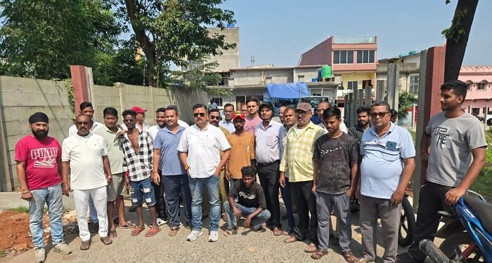 Jamshedpur public protest : बिरसानगर में तार कंपनी के गेट लगाने का विरोध, बस्तीवासियों ने रोका रास्ता, कंपनी ने टाला फैसला Jamshedpur public protest : बिरसानगर में तार कंपनी के गेट लगाने का विरोध, बस्तीवासियों ने रोका रास्ता, कंपनी ने टाला फैसला