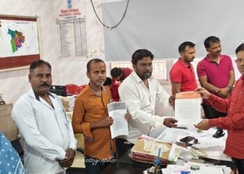 Jamshedpur caste certificate issue dispute: जाति प्रमाण पत्र जारी करने पर विवाद, अंचल अधिकारी से मिले बागबेड़ा के भाजपा मंडल महामंत्री, जमीन के दस्तावेजों की जांच कर दोषियों पर कार्रवाई की मांग Jamshedpur caste certificate issue dispute: जाति प्रमाण पत्र जारी करने पर विवाद, अंचल अधिकारी से मिले बागबेड़ा के भाजपा मंडल महामंत्री, जमीन के दस्तावेजों की जांच कर दोषियों पर कार्रवाई की मांग