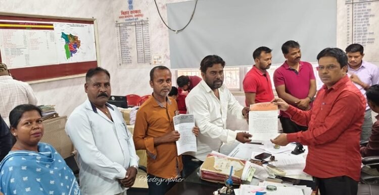 Jamshedpur caste certificate issue dispute: जाति प्रमाण पत्र जारी करने पर विवाद, अंचल अधिकारी से मिले बागबेड़ा के भाजपा मंडल महामंत्री, जमीन के दस्तावेजों की जांच कर दोषियों पर कार्रवाई की मांग Jamshedpur caste certificate issue dispute: जाति प्रमाण पत्र जारी करने पर विवाद, अंचल अधिकारी से मिले बागबेड़ा के भाजपा मंडल महामंत्री, जमीन के दस्तावेजों की जांच कर दोषियों पर कार्रवाई की मांग