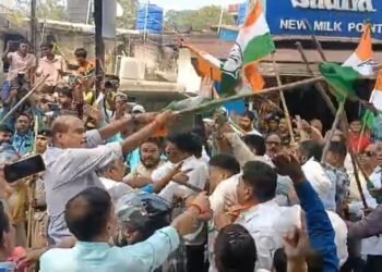 Jamshedpur breaking : जमशेदपुर में भाजपा और कांग्रेस के कार्यकर्ता भिड़े, पत्थरबाजी, एक दर्जन से अधिक घायल, देखिए – video Jamshedpur breaking : जमशेदपुर में भाजपा और कांग्रेस के कार्यकर्ता भिड़े, पत्थरबाजी, एक दर्जन से अधिक घायल, देखिए – video