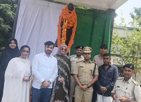 Jamshedpur ssp pays tribute : मानगो में एसएसपी ने महात्मा गांधी और लाल बहादुर शास्त्री को दी श्रद्धांजलि Jamshedpur ssp pays tribute : मानगो में एसएसपी ने महात्मा गांधी और लाल बहादुर शास्त्री को दी श्रद्धांजलि