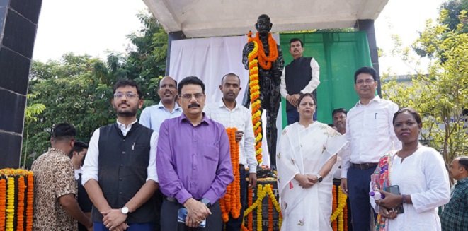 Jamshedpur mango nagar nigam mayor Sudha Gupta : मानगो गांधी मैदान में महात्मा गांधी एवं लाल बहादुर शास्त्री को श्रद्धांजलि, मेयर सुधा गुप्ता ने सत्य, सादगी और राष्ट्रसेवा के आदर्शों को किया नमन Jamshedpur mango nagar nigam mayor Sudha Gupta : मानगो गांधी मैदान में महात्मा गांधी एवं लाल बहादुर शास्त्री को श्रद्धांजलि, मेयर सुधा गुप्ता ने सत्य, सादगी और राष्ट्रसेवा के आदर्शों को किया नमन
