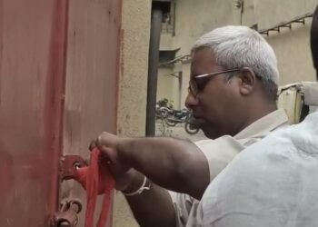 Jamshedpur pm mall action : पीएम मॉल पर टाटा स्टील की बड़ी कार्रवाई, पिछला दरवाजा किया सील, देखिए – video