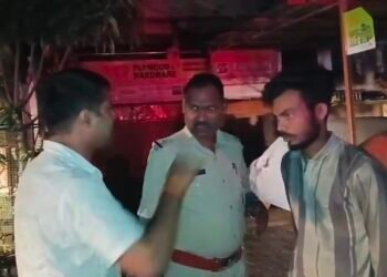 Jamshedpur incident : उलीडीह में बीच-बचाव करने गये युवक को पड़ा भारी, नशे में धुत युवकों ने की मारपीट, पैसे लेकर मामला दबाने का आरोप, देखिए – video