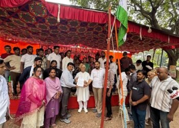Jamshedpur youth intuc protest : जमशेदपुर के सफाईकर्मियों के अधिकारों को लेकर डीएलसी कार्यालय पर युवा इंटक का धरना, सौंपा ज्ञापन Jamshedpur youth intuc protest : जमशेदपुर के सफाईकर्मियों के अधिकारों को लेकर डीएलसी कार्यालय पर युवा इंटक का धरना, सौंपा ज्ञापन