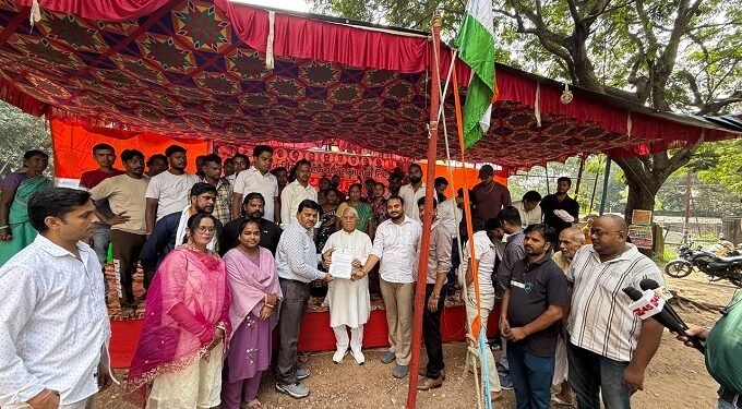 Jamshedpur youth intuc protest : जमशेदपुर के सफाईकर्मियों के अधिकारों को लेकर डीएलसी कार्यालय पर युवा इंटक का धरना, सौंपा ज्ञापन Jamshedpur youth intuc protest : जमशेदपुर के सफाईकर्मियों के अधिकारों को लेकर डीएलसी कार्यालय पर युवा इंटक का धरना, सौंपा ज्ञापन
