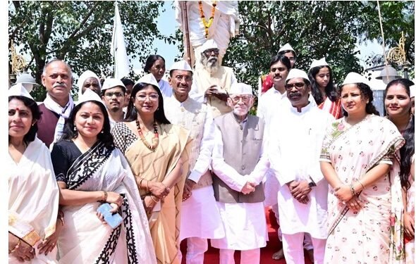 Jharkhand pays homage to father of nation : झारखंड के राज्यपाल और मुख्यमंत्री ने राष्ट्रपिता महात्मा गांधी को दी भावपूर्ण श्रद्धांजलि, किया नमन Jharkhand pays homage to father of nation : झारखंड के राज्यपाल और मुख्यमंत्री ने राष्ट्रपिता महात्मा गांधी को दी भावपूर्ण श्रद्धांजलि, किया नमन