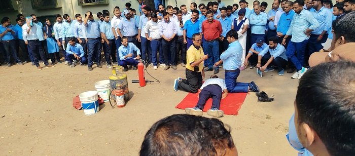 Tatanagar railway civil defence : रेलवे ट्रैक पर हाथियों की सुरक्षा और आपदा प्रबंधन को लेकर 286 लोको पायलटों को दिया गया प्रशिक्षण, टाटानगर रेल सिविल डिफेंस ने इलेक्ट्रिक लोको पायलट ट्रेनिंग सेंटर में आयोजित किया एक दिवसीय प्रशिक्षण कार्यक्रम Tatanagar railway civil defence : रेलवे ट्रैक पर हाथियों की सुरक्षा और आपदा प्रबंधन को लेकर 286 लोको पायलटों को दिया गया प्रशिक्षण, टाटानगर रेल सिविल डिफेंस ने इलेक्ट्रिक लोको पायलट ट्रेनिंग सेंटर में आयोजित किया एक दिवसीय प्रशिक्षण कार्यक्रम