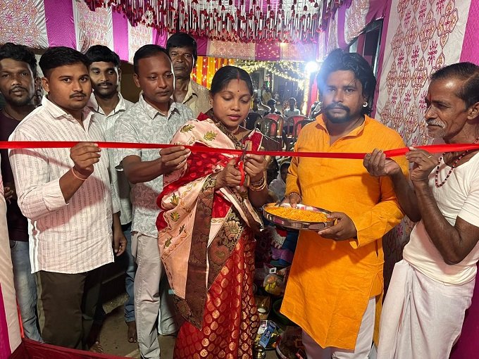 Jamshedpur rural : चाकुलिया के कमारीगोड़ा में लक्ष्मी पूजा पंडाल का भाजपा जिला मंत्री चंदना मुर्मू ने किया उद्घाटन Jamshedpur rural : चाकुलिया के कमारीगोड़ा में लक्ष्मी पूजा पंडाल का भाजपा जिला मंत्री चंदना मुर्मू ने किया उद्घाटन