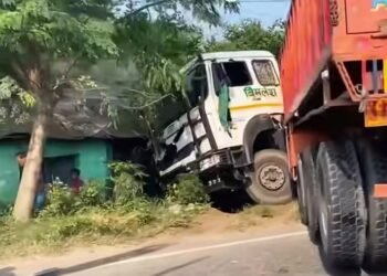 Saraikela chauka incident : चौका में भारी वाहन अनियंत्रित होकर सड़क किनारे घर में जा घुसा, दीवार टूटी