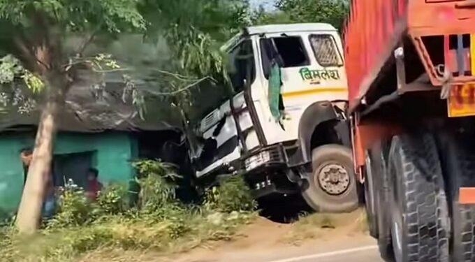 Saraikela chauka incident : चौका में भारी वाहन अनियंत्रित होकर सड़क किनारे घर में जा घुसा, दीवार टूटी Saraikela chauka incident : चौका में भारी वाहन अनियंत्रित होकर सड़क किनारे घर में जा घुसा, दीवार टूटी