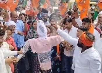 Jamshedpur bjp protest : हमले को लेकर भाजपा ने कांग्रेस के खिलाफ खोला मोर्चा, राहुल गांधी और कांग्रेस पार्टी का पुतला दहन कर जताया विरोध, देखिए – video Jamshedpur bjp protest : हमले को लेकर भाजपा ने कांग्रेस के खिलाफ खोला मोर्चा, राहुल गांधी और कांग्रेस पार्टी का पुतला दहन कर जताया विरोध, देखिए – video