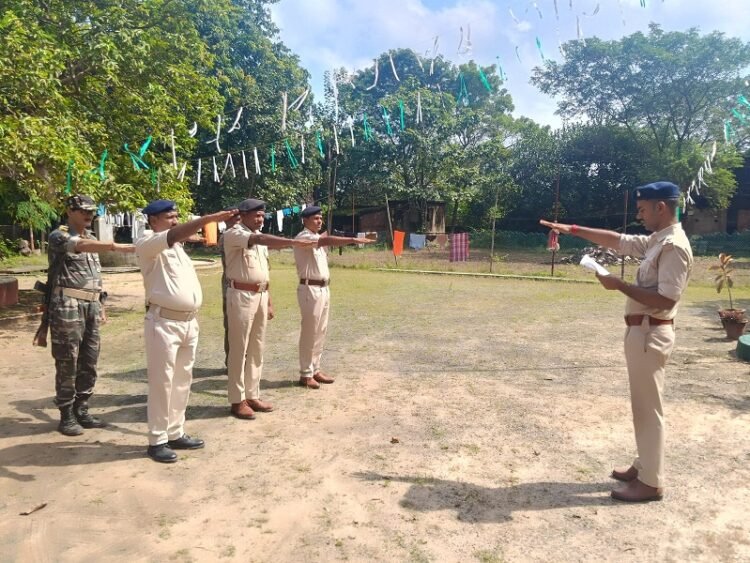 Jamshedpur rural : राष्ट्रीय एकता दिवस पर श्यामसुंदरपुर और चाकुलिया थाना में पुलिस पदाधिकारियों ने ली एकता और अखंडता बनाएं रखने की शपथ Jamshedpur rural : राष्ट्रीय एकता दिवस पर श्यामसुंदरपुर और चाकुलिया थाना में पुलिस पदाधिकारियों ने ली एकता और अखंडता बनाएं रखने की शपथ
