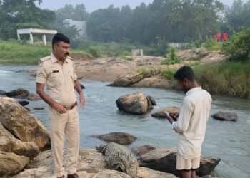 West singhbhum body found : चक्रधरपुर के इंदकाटा के पास नदी में मिला अधेड़ का शव, गुरुवार शाम से घर से था लापता West singhbhum body found : चक्रधरपुर के इंदकाटा के पास नदी में मिला अधेड़ का शव, गुरुवार शाम से घर से था लापता