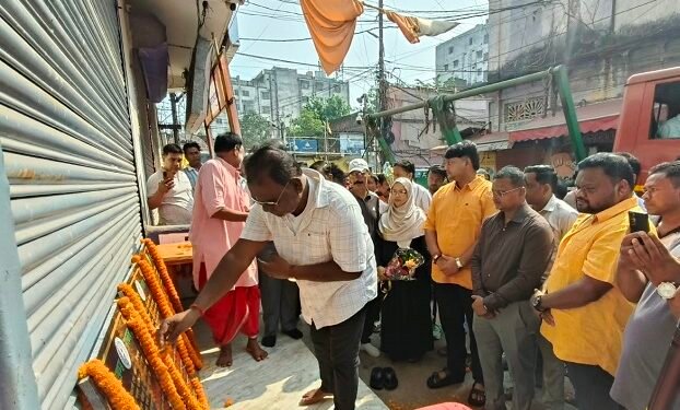 West singhbhum MLA laid foundation stone: चक्रधरपुर में सड़क निर्माण को मिली रफ्तार, पवन चौक से थाना मोड़ तक बनेगी सड़क, विधायक सुखराम उरांव ने किया शिलान्यास West singhbhum MLA laid foundation stone: चक्रधरपुर में सड़क निर्माण को मिली रफ्तार, पवन चौक से थाना मोड़ तक बनेगी सड़क, विधायक सुखराम उरांव ने किया शिलान्यास