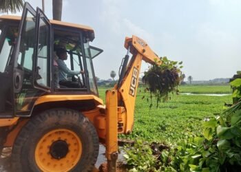 Sharpbharat news effect : शार्प भारत में खबर प्रकाशित होने के बाद नगर पंचायत ने चाकुलिया के पक्का घाट तालाब की शुरू की सफाई Sharpbharat news effect : शार्प भारत में खबर प्रकाशित होने के बाद नगर पंचायत ने चाकुलिया के पक्का घाट तालाब की शुरू की सफाई