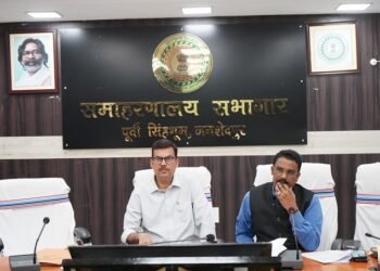 Jamshedpur dc rural meeting : जमशेदपुर के उपायुक्त ने की ग्रामीण विकास योजनाओं की प्रगति की समीक्षा, प्रत्येक पंचायत में रोजगार सृजन में तेजी लाने, लंबित आवासों में लाभुकवार निगरानी कर निर्माण पूर्ण कराने का दिया गया निर्देश Jamshedpur dc rural meeting : जमशेदपुर के उपायुक्त ने की ग्रामीण विकास योजनाओं की प्रगति की समीक्षा, प्रत्येक पंचायत में रोजगार सृजन में तेजी लाने, लंबित आवासों में लाभुकवार निगरानी कर निर्माण पूर्ण कराने का दिया गया निर्देश