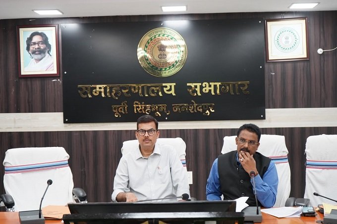 Jamshedpur dc rural meeting : जमशेदपुर के उपायुक्त ने की ग्रामीण विकास योजनाओं की प्रगति की समीक्षा, प्रत्येक पंचायत में रोजगार सृजन में तेजी लाने, लंबित आवासों में लाभुकवार निगरानी कर निर्माण पूर्ण कराने का दिया गया निर्देश Jamshedpur dc rural meeting : जमशेदपुर के उपायुक्त ने की ग्रामीण विकास योजनाओं की प्रगति की समीक्षा, प्रत्येक पंचायत में रोजगार सृजन में तेजी लाने, लंबित आवासों में लाभुकवार निगरानी कर निर्माण पूर्ण कराने का दिया गया निर्देश