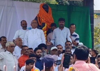 Jamshedpur jdu : गांधी जयंती पर जदयू ने महात्मा गांधी को किया नमन, जमशेदपुर पश्चिम के विधायक सरयू राय ने किया माल्यार्पण Jamshedpur jdu : गांधी जयंती पर जदयू ने महात्मा गांधी को किया नमन, जमशेदपुर पश्चिम के विधायक सरयू राय ने किया माल्यार्पण