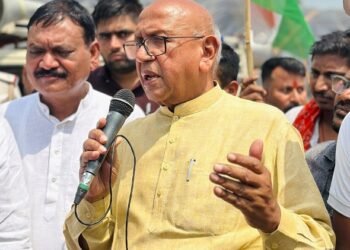 Mango nagar nigam andolan : जमशेदपुर के विधायक सरयू राय ने पार्षद राजेश सिंह का खत्म कराया धरना, एनएच के धूल के खिलाफ उठायी आवाज