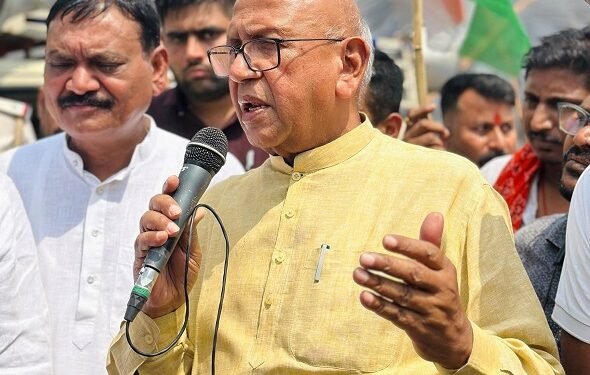 Mango nagar nigam andolan : जमशेदपुर के विधायक सरयू राय ने पार्षद राजेश सिंह का खत्म कराया धरना, एनएच के धूल के खिलाफ उठायी आवाज Mango nagar nigam andolan : जमशेदपुर के विधायक सरयू राय ने पार्षद राजेश सिंह का खत्म कराया धरना, एनएच के धूल के खिलाफ उठायी आवाज