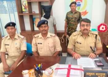 Saraikela police action : सरायकेला में पिता की हत्या के आरोप में बेटा गिरफ्तार, चाकू और ईंट बरामद