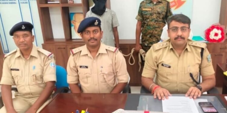 Saraikela police action : सरायकेला में पिता की हत्या के आरोप में बेटा गिरफ्तार, चाकू और ईंट बरामद Saraikela police action : सरायकेला में पिता की हत्या के आरोप में बेटा गिरफ्तार, चाकू और ईंट बरामद