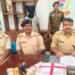 Saraikela police action : सरायकेला में पिता की हत्या के आरोप में बेटा गिरफ्तार, चाकू और ईंट बरामद
